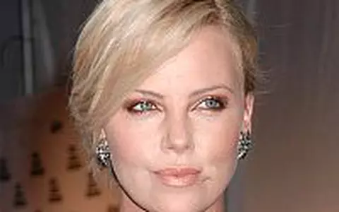 Charlize Theron, contaminata cu un virus