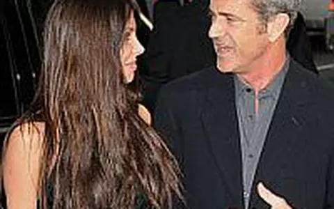 Mel Gibson i-a filmat un videoclip iubitei lui - VIDEO