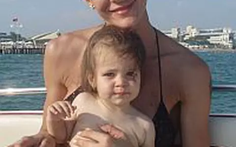 Roxana Ciuhulescu - Prima vacanta la mare alaturi de fiica ei