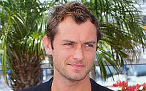 Jude Law a lovit o fotografa