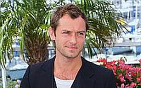 Jude Law va fi tata pentru a patra oara