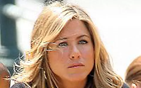 Jennifer Aniston canta in inchisoare