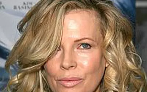 Kim Basinger se intoarce