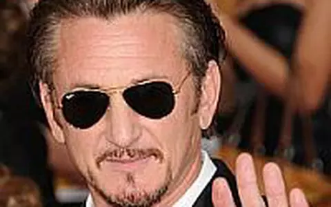 Sean Penn sfideaza paparazzii