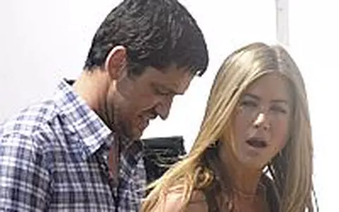Fotografia zilei: Jennifer Aniston, incatusata de Gerard Butler