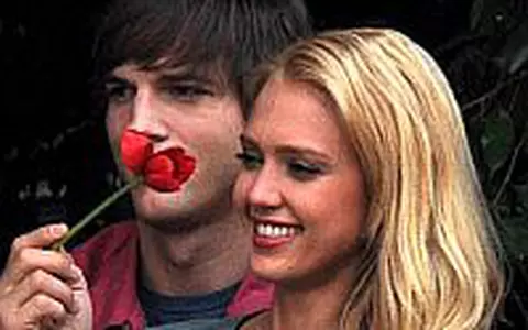 Ashton Kutcher flirteaza cu Jessica Alba