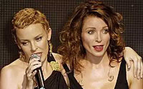 Kylie si Dannii Minogue vor o nunta dubla