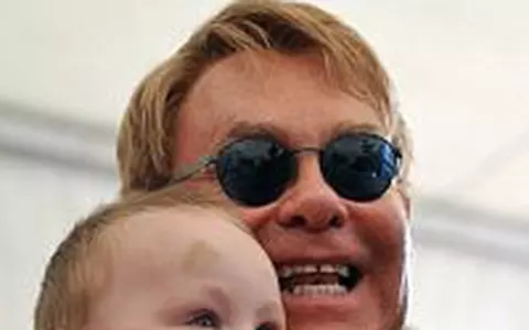 Elton John vrea sa adopte un copil din Ucraina