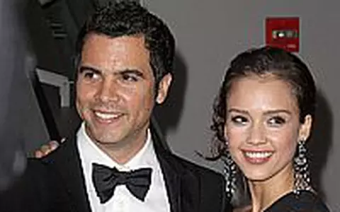 Jessica Alba, plimbare romantica alaturi de sotul sau