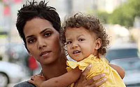 Alarma falsa: Halle Berry nu este insarcinata!