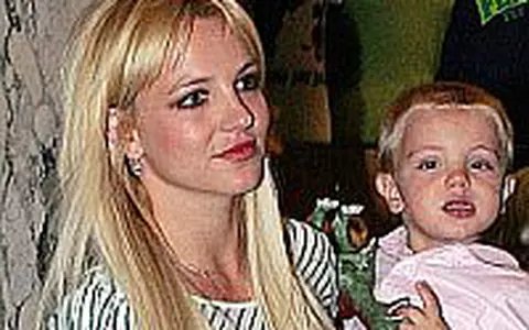 Britney Spears - Cu copiii si iubitul la fabrica de dulciuri