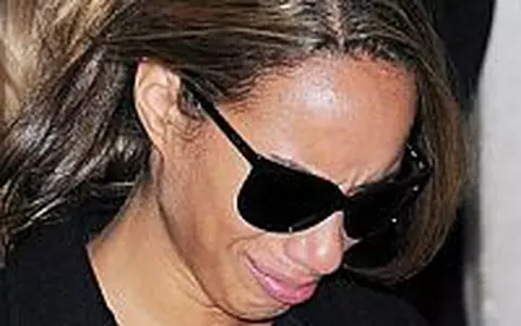 Leona Lewis - Lovita cu pumnul de un fan