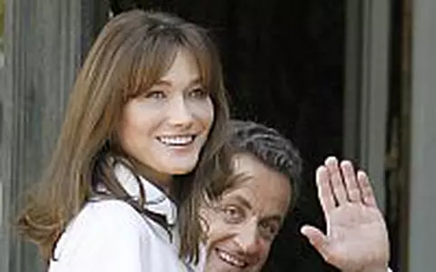 Carla Bruni si Nicolas Sarkozy, guest stars in ”The Simpsons”