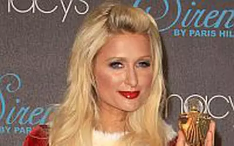 Fotografia zilei: Paris Hilton - In costum de Craciunita