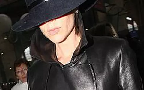 Fotografia zilei: Victoria Beckham, incognito la Paris