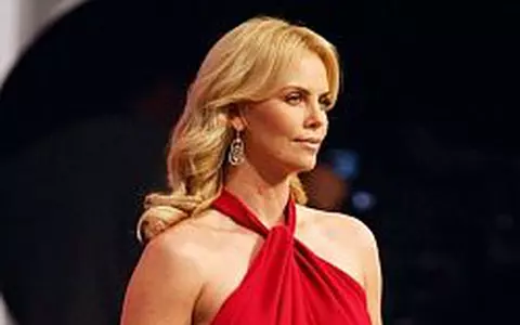 Charlize Theron invata fotbal
