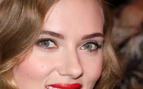 Scarlett Johansson - Revelion acasa cu pizza si un film clasic