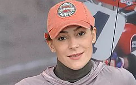 Roxana Ciuhulescu testeaza motociclete