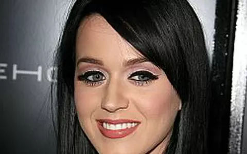 Katy Perry s-a logodit