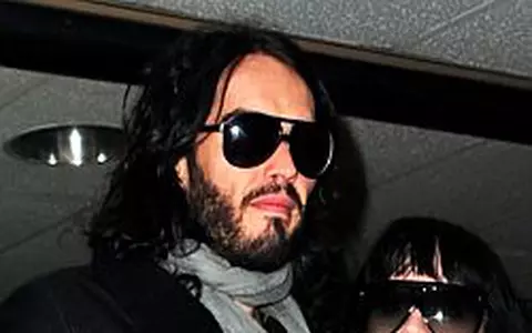 Katy Perry isi afiseaza inelul de logodna