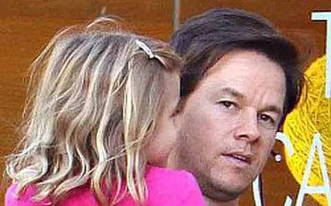 Mark Wahlberg e tata pentru a patra oara
