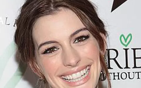 Anne Hathaway, declarata femeia anului la Harvard
