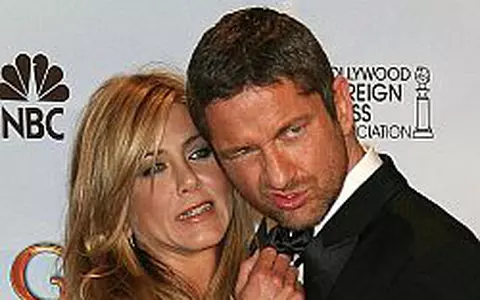 Jennifer Aniston - In bratele lui Gerard Butler