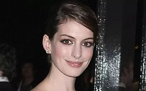 Anne Hathaway va anunta nominalizarile la Oscar