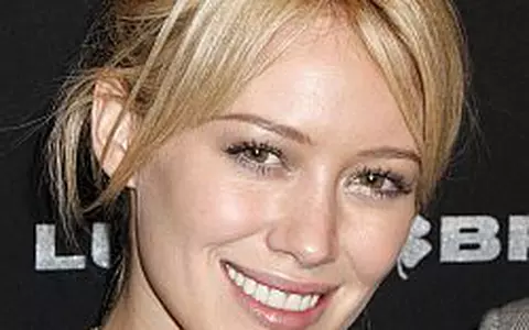 Hilary Duff s-a logodit cu un hocheist
