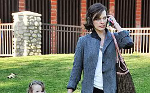 Fotografia zilei: Milla Jovovich, in parc cu fiica ei