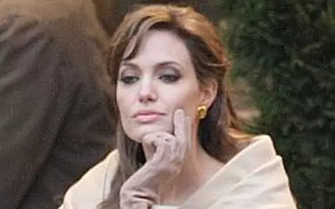 Angelina filmeaza la Paris