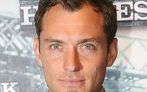 Jude Law si-a tinut fiica in brate pentru prima data