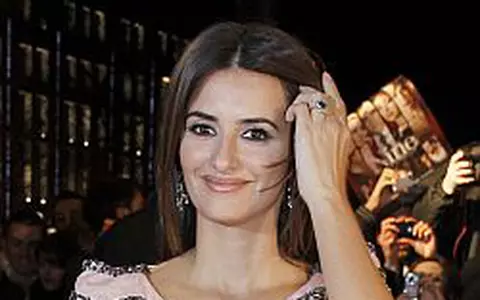 Penelope Cruz si-a ales rochia de mireasa