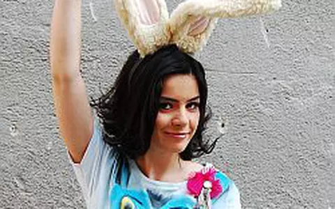 De Paste, VJ Oana picteaza tricouri pentru prieteni