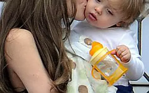 Angelina Jolie - Momente tandre in Italia