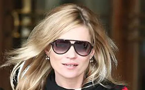 Kate Moss s-a sarutat cu un necunoscut pentru 5500 de euro