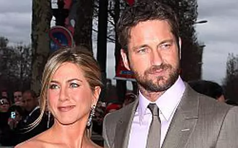 Jennifer Aniston si Gerard Butler pe Champs Elysees