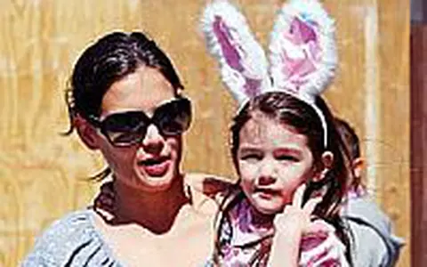 Katie Holmes si little bunny Suri, la plimbare