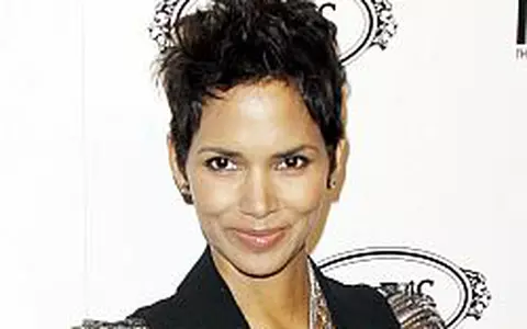 Halle Berry s-a afisat cu un nou barbat
