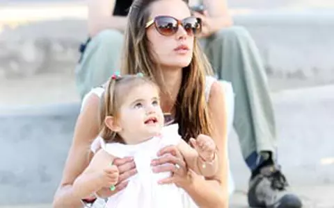 Alessandra Ambrosio - Ingerul Victoria’s Secret s-a relaxat in Malibu