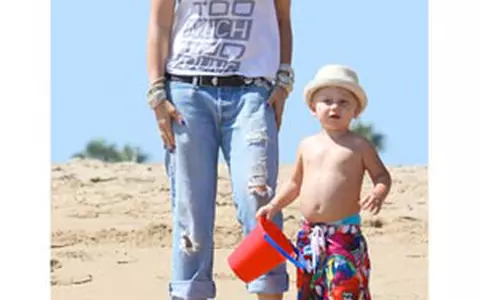 Gwen Stefani, la plaja cu copiii