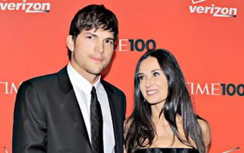 Cum au aniversat 5 ani de casatorie Ashton Kutcher si Demi Moore...