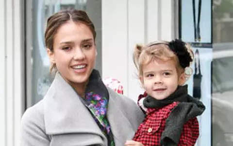 Jessica Alba - La plimbare cu fiica ei, Honor