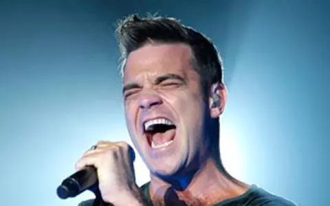 Primele poze: Robbie Williams ne face cunostinta cu "Teddy"
