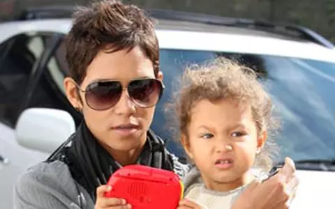 Halle Berry vrea un copil cu Olivier Martinez