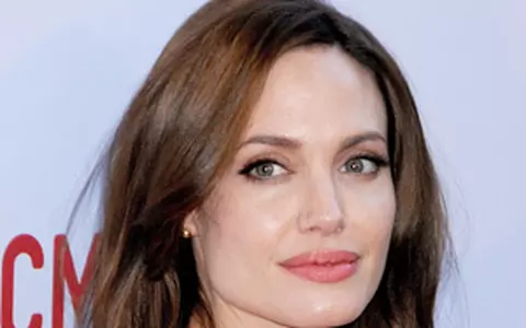 Angelina Jolie - Cu copiii la plimbare prin Londra