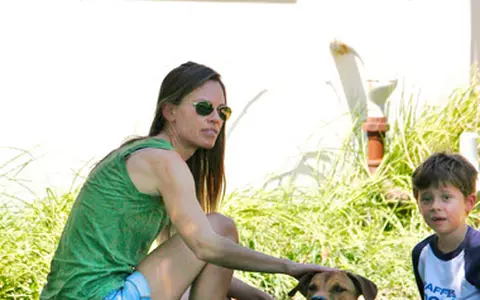 Hilary Swank a adoptat un catel