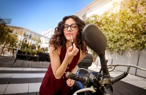 De la minimalism la rame statement: modelele de ochelari care definesc noul stil office