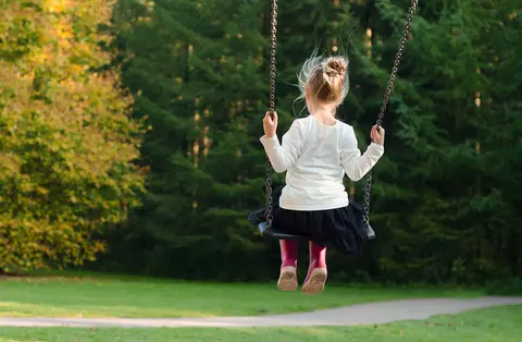 6 beneficii ale jocului în aer liber pentru copii