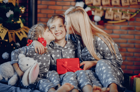 Pijamalele de Crăciun și farmecul unei tradiții care aduce familia împreună